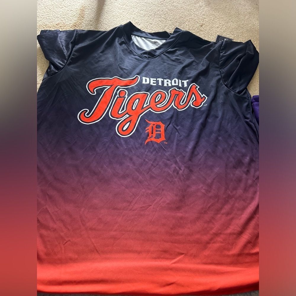 True Fan MLB Detroit Tigers Mens Ombre Polyester V-Neck T-Shirt L NWT - Picture 2 of 6